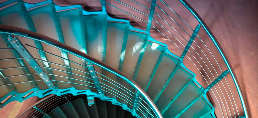 Las escaleras de acero con diseños vanguardistas