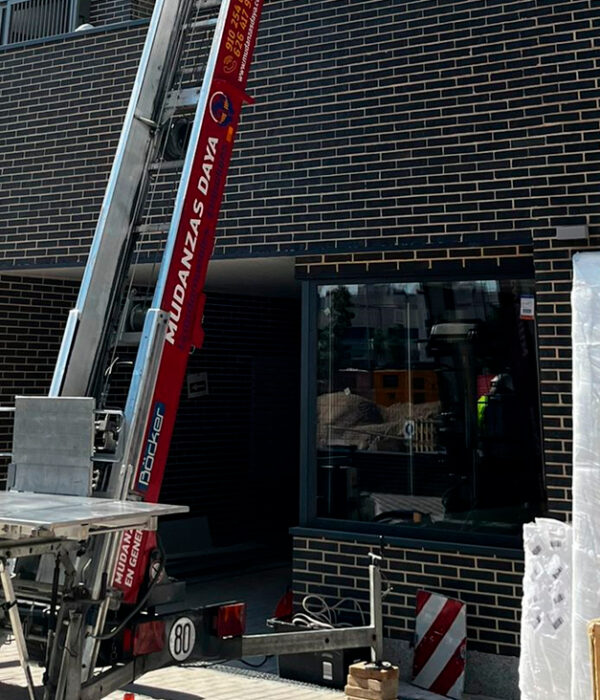 Todo lo que necesitas saber sobre el alquiler de gruas elevadoras para paneles solares