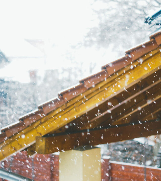 Cómo una empresa de cubiertas y tejados ayuda a mantener el hogar seguro durante el invierno
