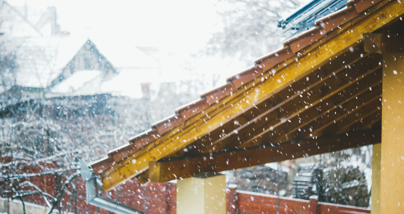 Cómo una empresa de cubiertas y tejados ayuda a mantener el hogar seguro durante el invierno